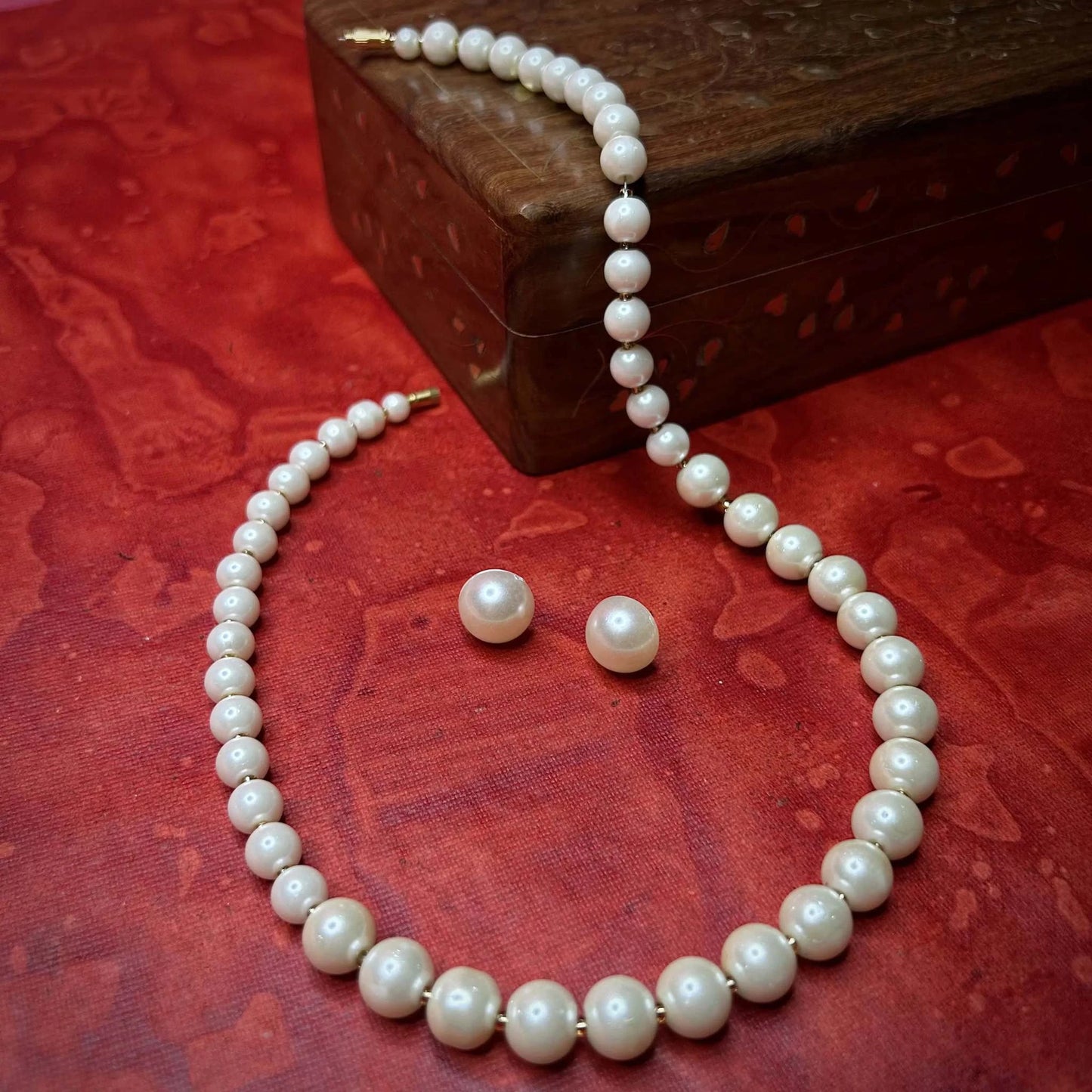 Safeed Moti Mala with Pearls and Elegant Stud Earrings